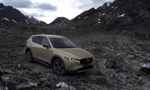 CX-5 modeli, tazelenmiş görünümü ve yüksek güvenlik donanımlarıyla Türkiye’de satışa sunuldu.